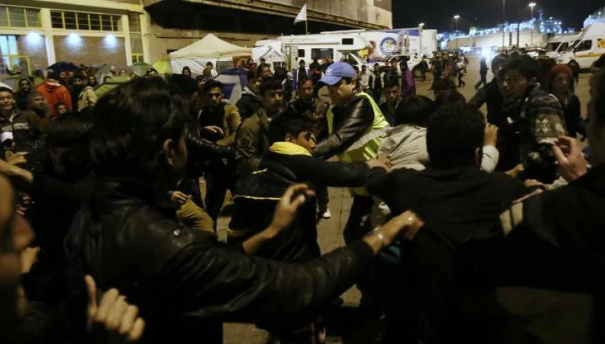 Έτοιμη να εκραγεί η χώρα με τους μετανάστες: Bγήκαν μαχαίρια στην Θεσ/νίκη – Κάνουν μπλόκα στις Εθνικές Οδούς – Βουλιάζουν τα νησιά μας